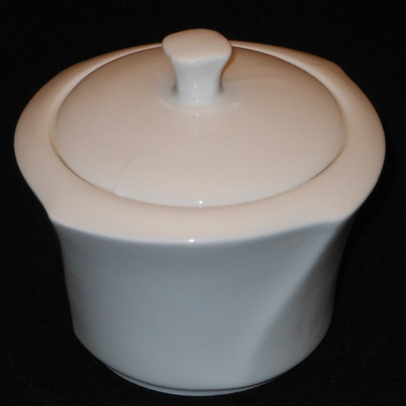 sugar bowl with lid. Contempo Collection fine bone china - Picture 1 of 5
